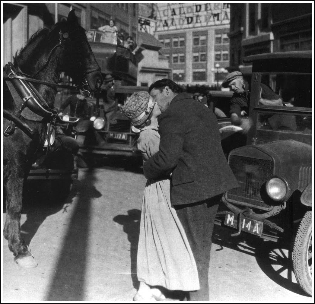 Street kiss in Murnau's Sunrise